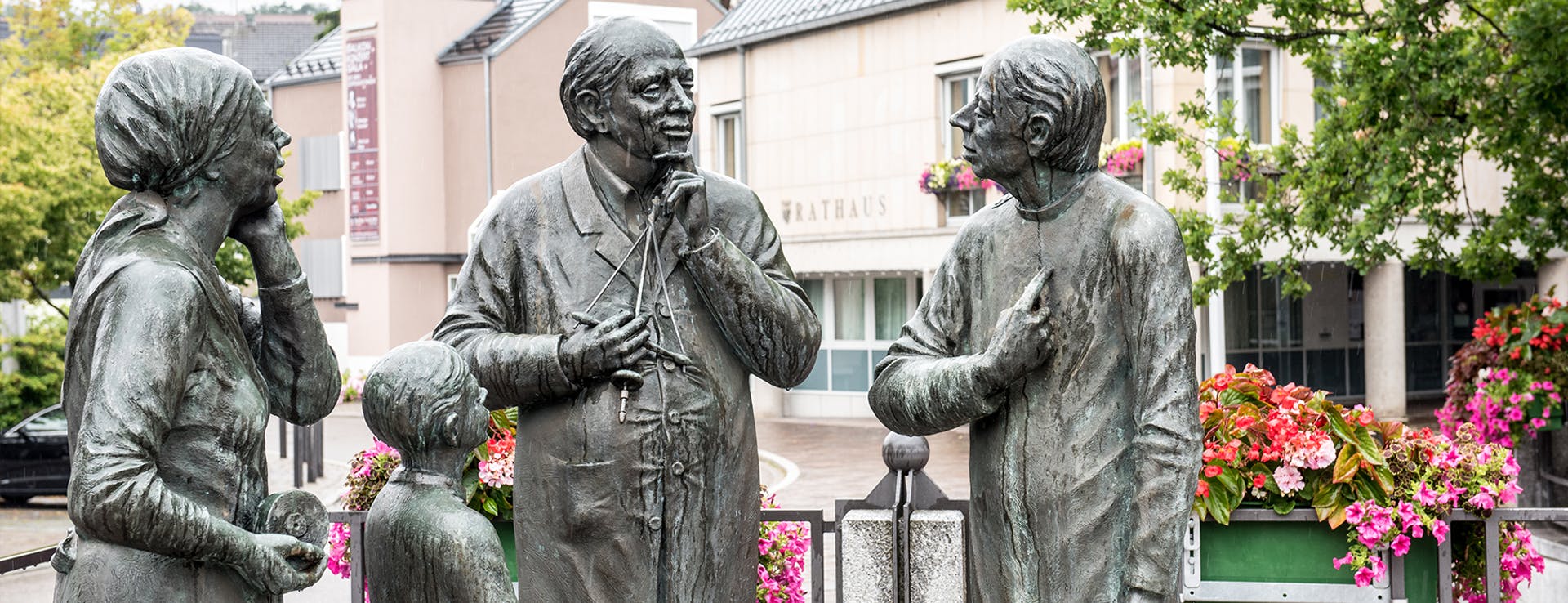 Bronze Skulpturen vor dem Rathaus in Birkenfeld